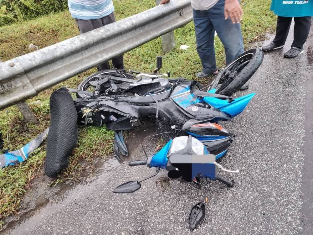 Seorang Lelaki Cedera Parah Dalam Kemalangan Motosikal Bertembung Kereta di Kota Tinggi