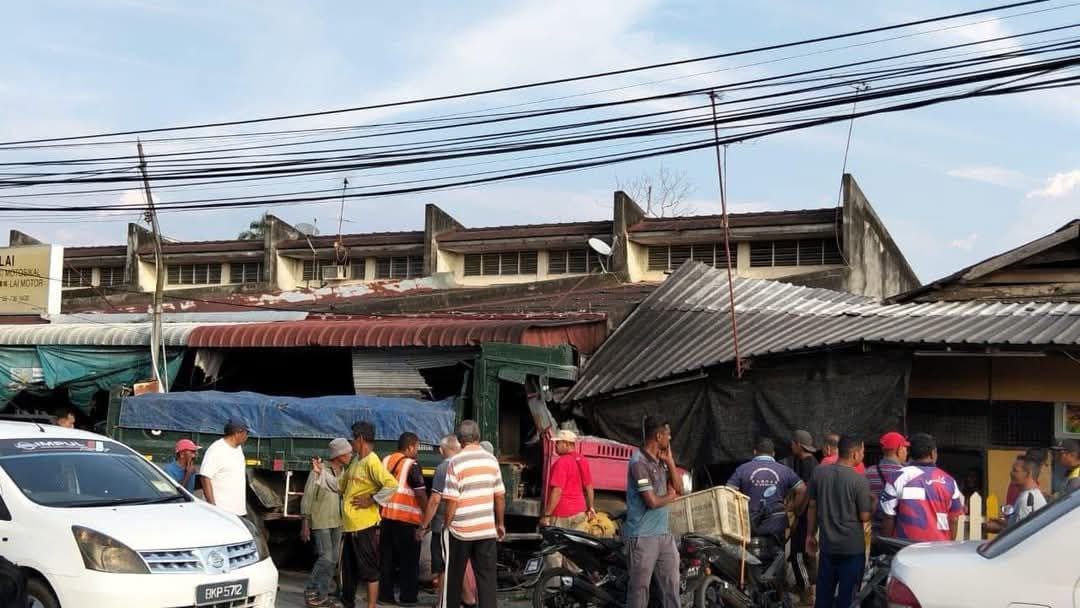 Lori Tanah Terbabas dan Rempuh Kenderaan di Pekan Batu 5