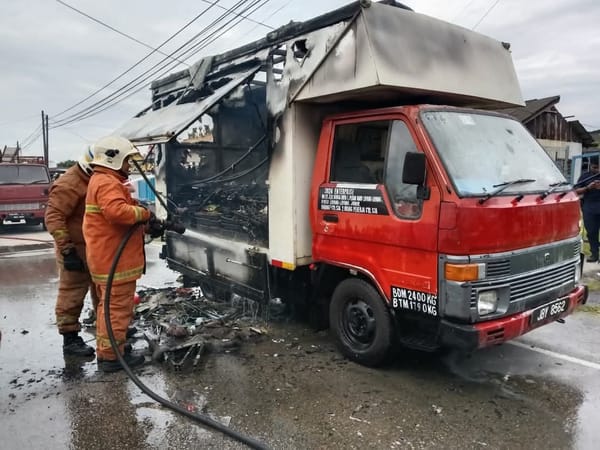 Kebakaran Lori 3 Tan di Hadapan Klinik Sri Paya: Operasi Pemadaman Berjaya Tanpa Melibatkan Mangsa